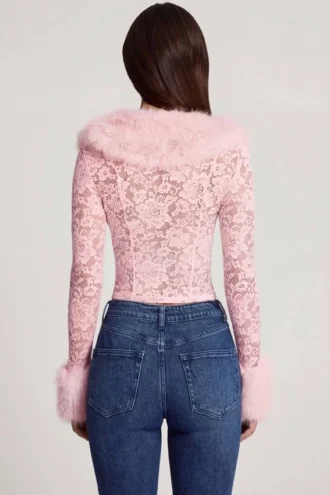 Cardigan en dentelle transparente avec bordure en fausse fourrure Noemy, rose