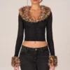 Cardigan en maille transparente à bordure en fausse fourrure Lola, noir Cardigan en maille transparente à bordure en fausse fourrure Lola, noir