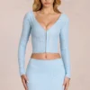 Cardigan plongeant en dentelle Odelia en bleu poudre Cardigan plongeant en dentelle Odelia en bleu poudre