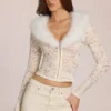 Cardigan Solaya en dentelle avec bordure en fausse fourrure, couleur ivoire Cardigan Solaya en dentelle avec bordure en fausse fourrure, couleur ivoire