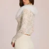 Cardigan Solaya en dentelle avec bordure en fausse fourrure, couleur ivoire Cardigan Solaya en dentelle avec bordure en fausse fourrure, couleur ivoire