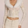 Cardigan Solaya en dentelle avec bordure en fausse fourrure, couleur ivoire Cardigan Solaya en dentelle avec bordure en fausse fourrure, couleur ivoire