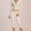 Cardigan Solaya en dentelle avec bordure en fausse fourrure, couleur ivoire Cardigan Solaya en dentelle avec bordure en fausse fourrure, couleur ivoire