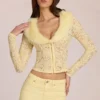Cardigan Solaya en dentelle avec bordure en fausse fourrure, couleur jaune citron Cardigan Solaya en dentelle avec bordure en fausse fourrure, couleur jaune citron