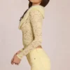 Cardigan Solaya en dentelle avec bordure en fausse fourrure, couleur jaune citron Cardigan Solaya en dentelle avec bordure en fausse fourrure, couleur jaune citron