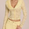 Cardigan Solaya en dentelle avec bordure en fausse fourrure, couleur jaune citron Cardigan Solaya en dentelle avec bordure en fausse fourrure, couleur jaune citron