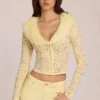 Cardigan Solaya en dentelle avec bordure en fausse fourrure, couleur jaune citron Cardigan Solaya en dentelle avec bordure en fausse fourrure, couleur jaune citron