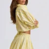 Chemise courte à rayures en popeline de coton, à port multiple, à rayures jaunes Chemise courte à rayures en popeline de coton, à port multiple, à rayures jaunes