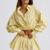Chemise courte à rayures en popeline de coton, à port multiple, à rayures jaunes Chemise courte à rayures en popeline de coton, à port multiple, à rayures jaunes