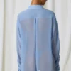 Chemise oversize Hiva à détails perles, bleu ciel Chemise oversize Hiva à détails perles, bleu ciel
