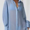 Chemise oversize Hiva à détails perles, bleu ciel Chemise oversize Hiva à détails perles, bleu ciel