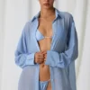 Chemise oversize Hiva à détails perles, bleu ciel Chemise oversize Hiva à détails perles, bleu ciel