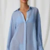 Chemise oversize Hiva à détails perles, bleu ciel Chemise oversize Hiva à détails perles, bleu ciel