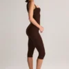 Combinaison capri moulante à encolure carrée en modal Luma, couleur chocolat Combinaison capri moulante à encolure carrée en modal Luma, couleur chocolat