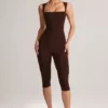 Combinaison capri moulante à encolure carrée en modal Luma, couleur chocolat Combinaison capri moulante à encolure carrée en modal Luma, couleur chocolat