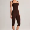 Combinaison capri moulante à encolure carrée en modal Luma, couleur chocolat Combinaison capri moulante à encolure carrée en modal Luma, couleur chocolat