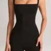 Combinaison capri moulante à encolure carrée Luma en modal noir Combinaison capri moulante à encolure carrée Luma en modal noir