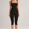 Combinaison capri moulante à encolure carrée Luma en modal noir Combinaison capri moulante à encolure carrée Luma en modal noir