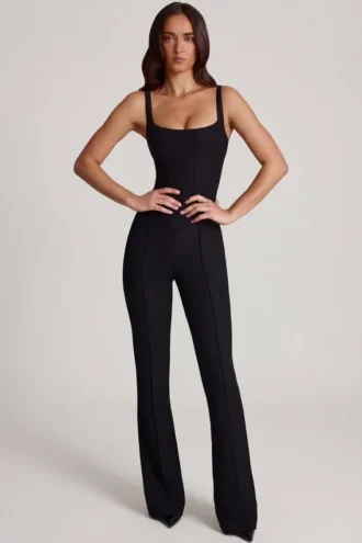 Combinaison Elanie à encolure dégagée et jambes évasées, couleur noir