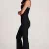 Combinaison Elanie à encolure dégagée et jambes évasées, couleur noir
