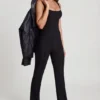 Combinaison Elanie à encolure dégagée et jambes évasées, couleur noir