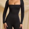 Combinaison Elvina Petite en jersey fluide à col bénitier, couleur noire Combinaison Elvina Petite en jersey fluide à col bénitier, couleur noire
