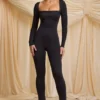 Combinaison Elvina Petite en jersey fluide à col bénitier, couleur noire Combinaison Elvina Petite en jersey fluide à col bénitier, couleur noire