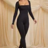 Combinaison Elvina Petite en jersey fluide à col bénitier, couleur noire Combinaison Elvina Petite en jersey fluide à col bénitier, couleur noire
