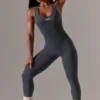 Combinaison longue à découpes, couleur grise Combinaison longue à découpes, couleur grise