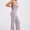 Combinaison évasée à encolure bandeau en maille épaisse, couleur lavande poudrée Combinaison évasée à encolure bandeau en maille épaisse, couleur lavande poudrée