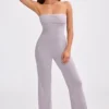 Combinaison évasée à encolure bandeau en maille épaisse, couleur lavande poudrée Combinaison évasée à encolure bandeau en maille épaisse, couleur lavande poudrée