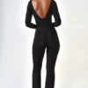 Combinaison évasée à encolure plongeante et fronces en modal Helene, couleur noire Combinaison évasée à encolure plongeante et fronces en modal Helene, couleur noire