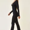 Combinaison évasée à encolure plongeante et fronces en modal Helene, couleur noire Combinaison évasée à encolure plongeante et fronces en modal Helene, couleur noire