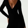 Combinaison évasée à encolure plongeante et fronces en modal Helene, couleur noire Combinaison évasée à encolure plongeante et fronces en modal Helene, couleur noire