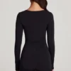 Combishort courte à manches longues en jersey doux Vionne, décolleté en cœur, couleur noire Combishort courte à manches longues en jersey doux Vionne, décolleté en cœur, couleur noire