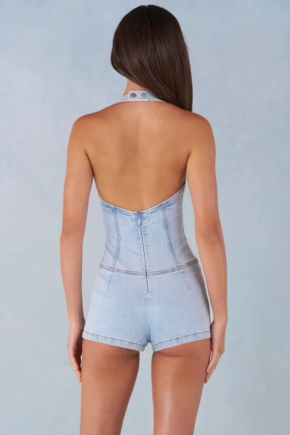 Combishort Lalita à col dos nu et boutons en denim clair Combishort Lalita à col dos nu et boutons en denim clair