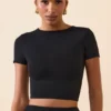 Crop top à manches courtes Myaree en noir Crop top à manches courtes Myaree en noir