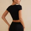 Crop top à manches courtes Myaree en noir Crop top à manches courtes Myaree en noir