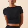 Crop top à manches courtes Myaree en noir Crop top à manches courtes Myaree en noir