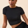 Crop top à manches courtes Myaree en noir Crop top à manches courtes Myaree en noir