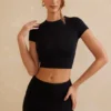 Crop top à manches courtes Myaree en noir Crop top à manches courtes Myaree en noir