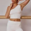 Débardeur asymétrique torsadé blanc cassé Débardeur asymétrique torsadé blanc cassé
