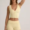 Short Lisha en modal côtelé à taille mi-haute et revers, couleur jaune crème Short Lisha en modal côtelé à taille mi-haute et revers, couleur jaune crème