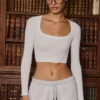 Débardeur court sans coutures en maille côtelée douce avec découpe, blanc Débardeur court sans coutures en maille côtelée douce avec découpe, blanc