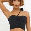 Haut asymétrique en jersey moulant avec détails roses de Tesia, couleur noir Haut asymétrique en jersey moulant avec détails roses de Tesia, couleur noir