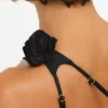 Haut asymétrique en jersey moulant avec détails roses de Tesia, couleur noir Haut asymétrique en jersey moulant avec détails roses de Tesia, couleur noir