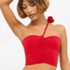 Haut asymétrique en jersey moulant avec détails roses Tesia, rouge écarlate Haut asymétrique en jersey moulant avec détails roses Tesia, rouge écarlate