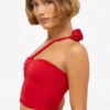 Haut asymétrique en jersey moulant avec détails roses Tesia, rouge écarlate Haut asymétrique en jersey moulant avec détails roses Tesia, rouge écarlate