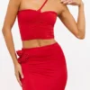 Haut asymétrique en jersey moulant avec détails roses Tesia, rouge écarlate Haut asymétrique en jersey moulant avec détails roses Tesia, rouge écarlate