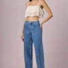 Jean Bobbi à taille mi-haute et jambes évasées, délavage bleu moyen Jean Bobbi à taille mi-haute et jambes évasées, délavage bleu moyen